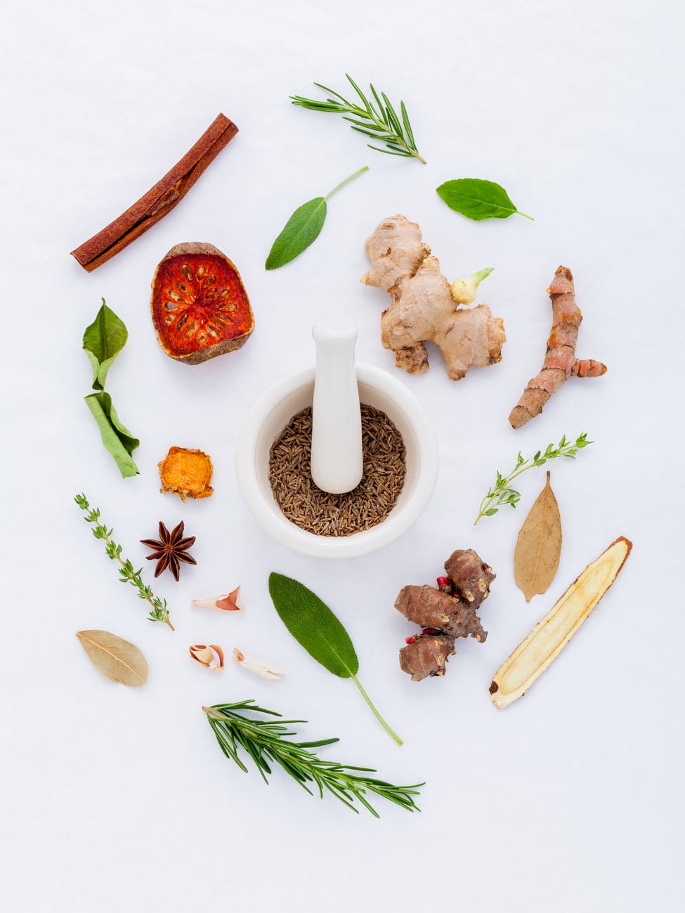 food on white background gewürze