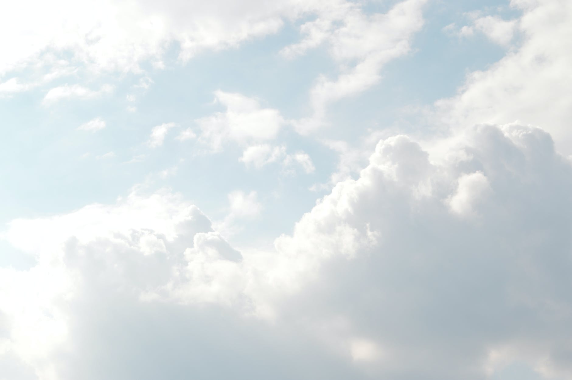 white clouds on blue sky 90 tage manifestieren