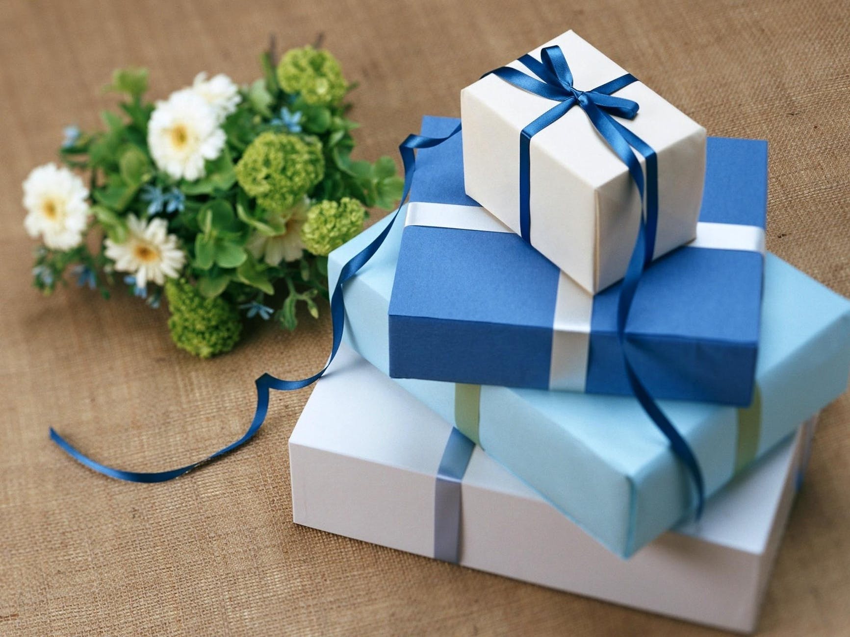 stacked blue colored gift boxes geschenke für sich selbst