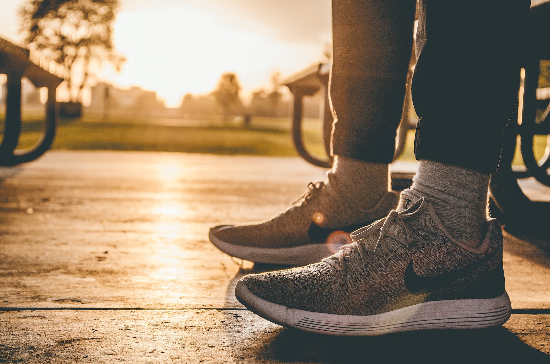 person wearing grey nike sneakers ohne fitnessstudio fit sein