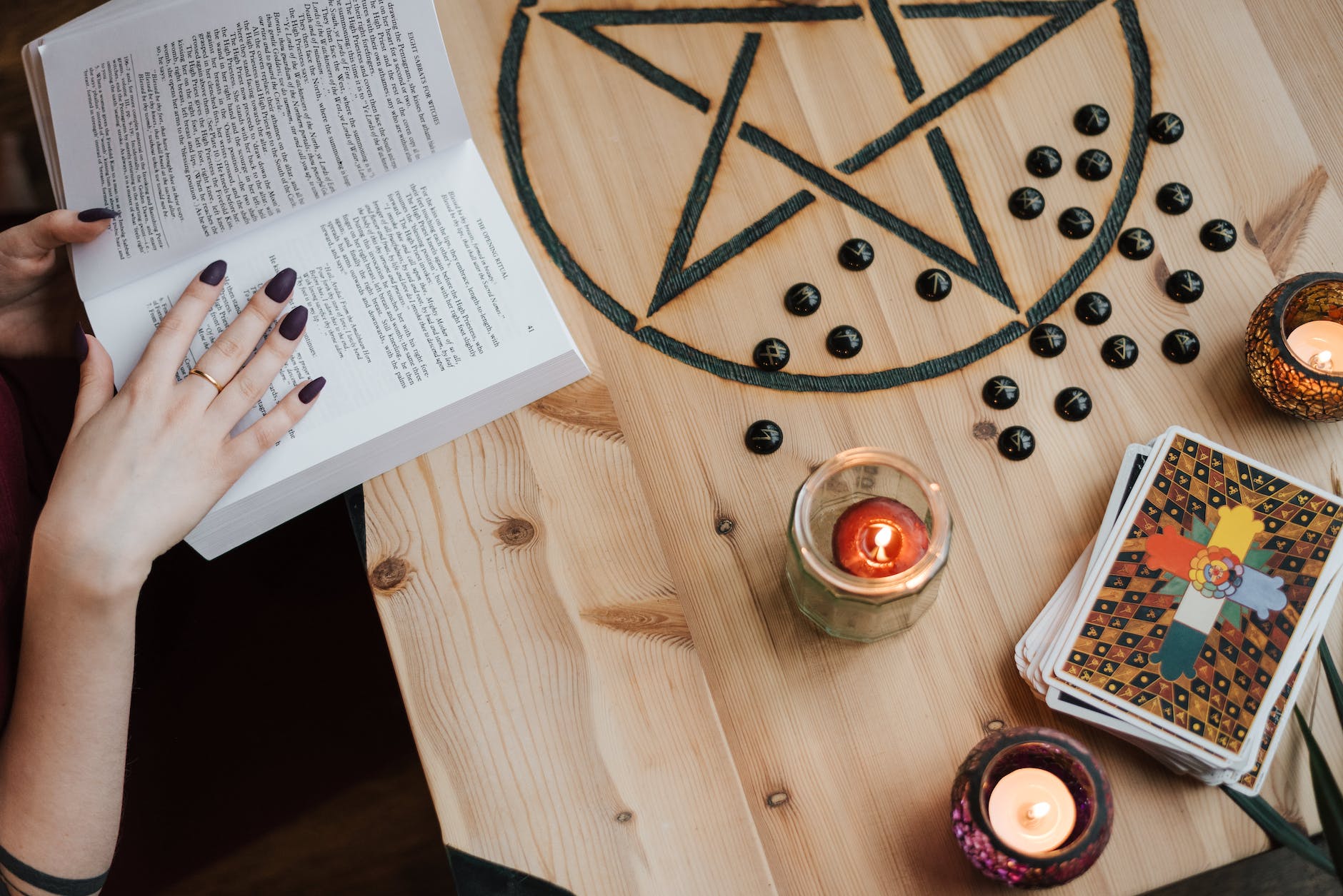 faceless soothsayer reading magic book while predicting was können tarotkarten aussagen