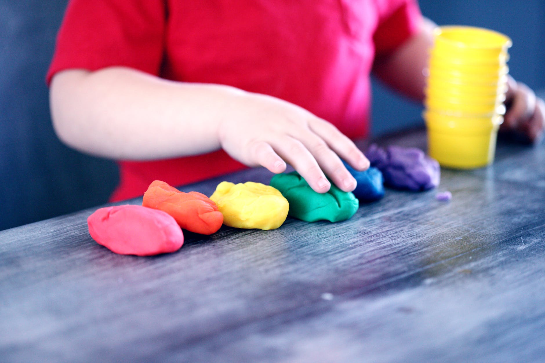 person making clay figures kita checkliste