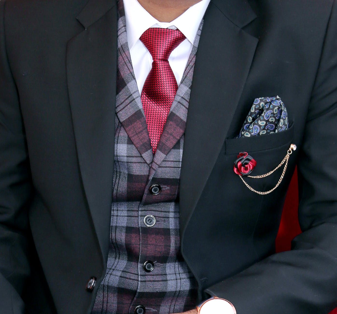 anzug mit weste schmuck und krawatte